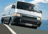 Czwarta generacja rocznik 1989 jeszcze bez nowego logotypu Toyoty